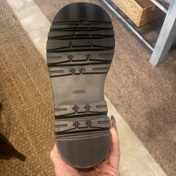 Leather platform Goodnight Macaroon’s version of a “Chelsea boot”. I - Picture 3 of 5